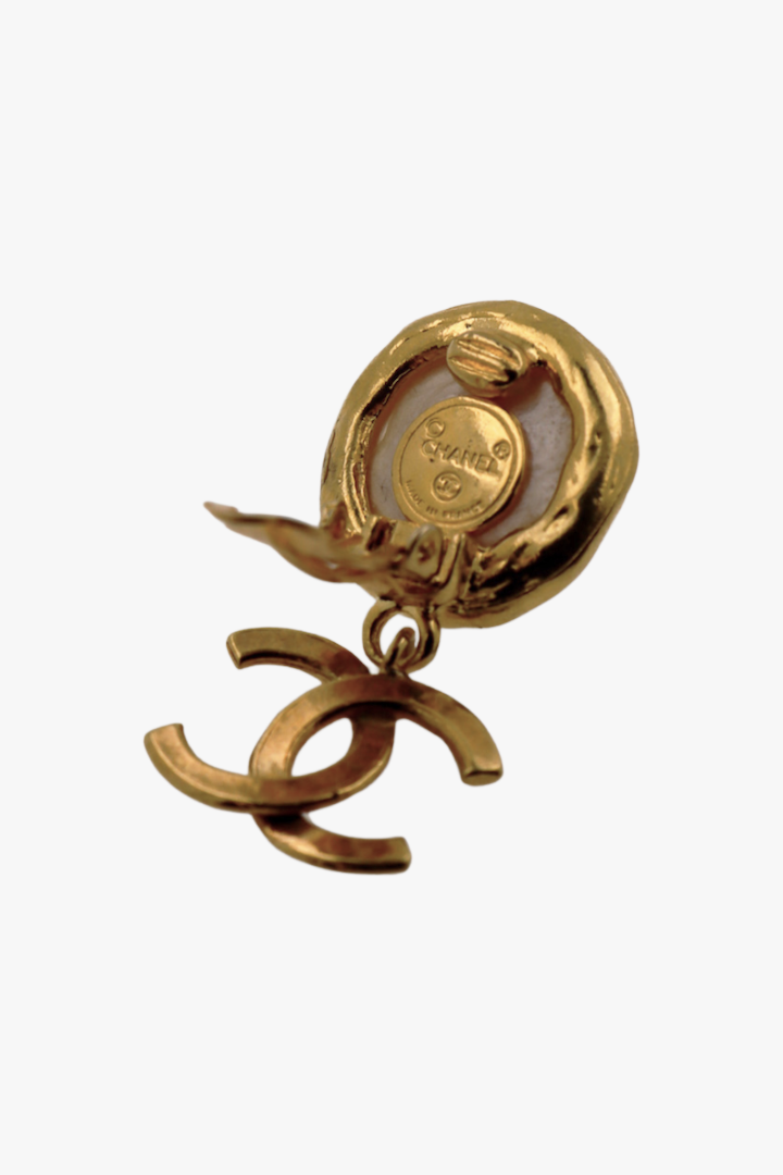 Dos de boucles d'oreilles Chanel signée dorée et perles logo 