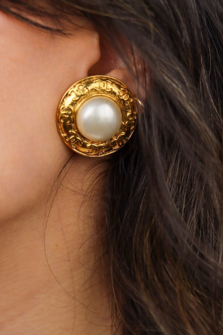 Boucles d'oreilles vintage Chanel ronde perle et dorée 