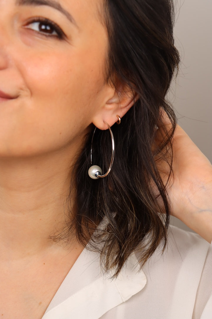 Bijou fantaisie boucles d'oreilles circulaire argent avec une perles blanches nacrée