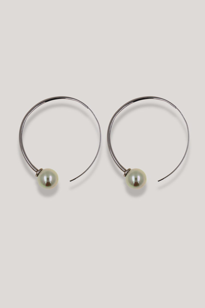Créoles fine argentée oreilles percées ornée d'une perles fantaisie 