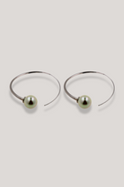 paire de boucles d'oreilles Créoles fine argentée oreilles percées ornée d'une perles fantaisie 