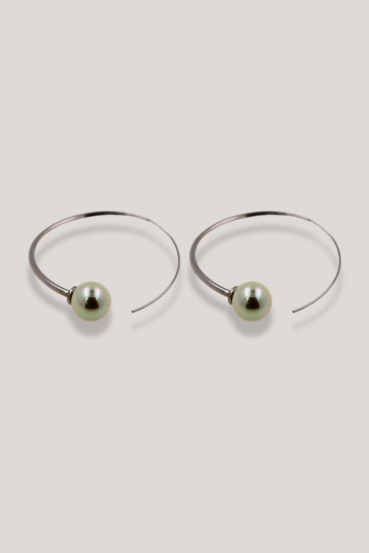 paire de boucles d'oreilles Créoles fine argentée oreilles percées ornée d'une perles fantaisie 