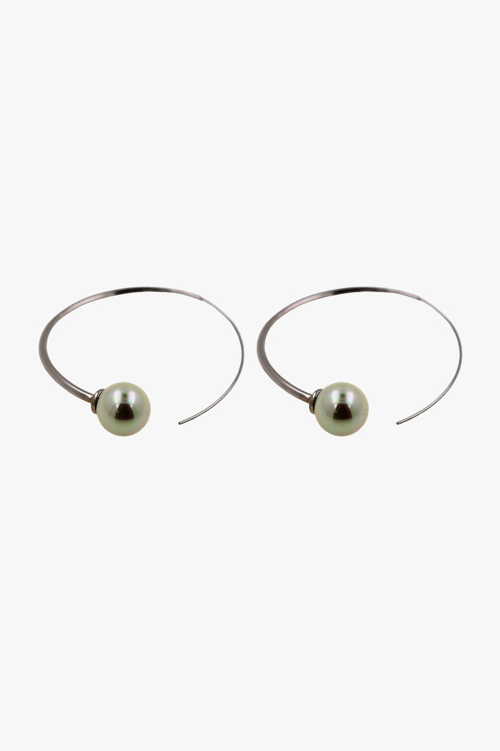 paire de boucles d'oreilles Créoles fine argentée oreilles percées ornée d'une perles fantaisie 