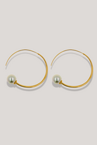 Boucles d'oreilles Créoles fine dorée oreilles percées ornée d'une perles fantaisie vintage