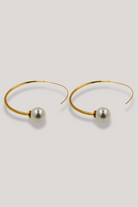 Créoles fine dorée oreilles percées ornée d'une perles fantaisie 