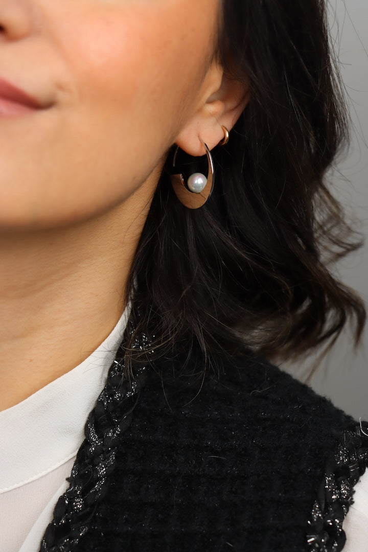 Créole argent ornée d'une perle blanche