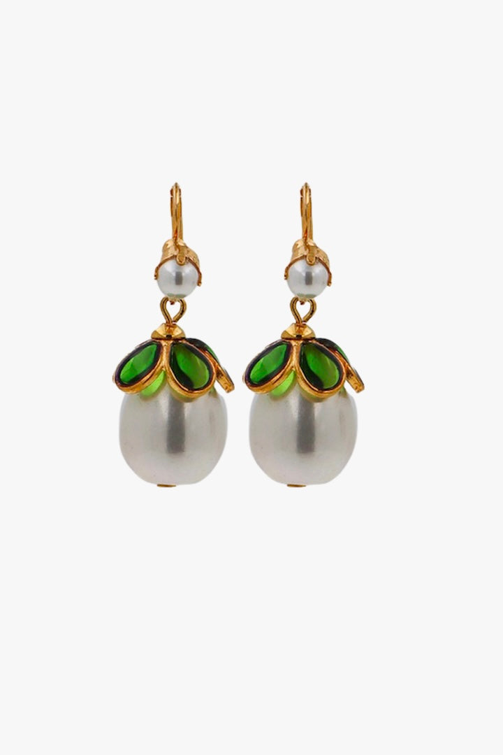 Boucles d'oreilles avenue en perle blanche nacrée et pâte de verre vert emeraude 