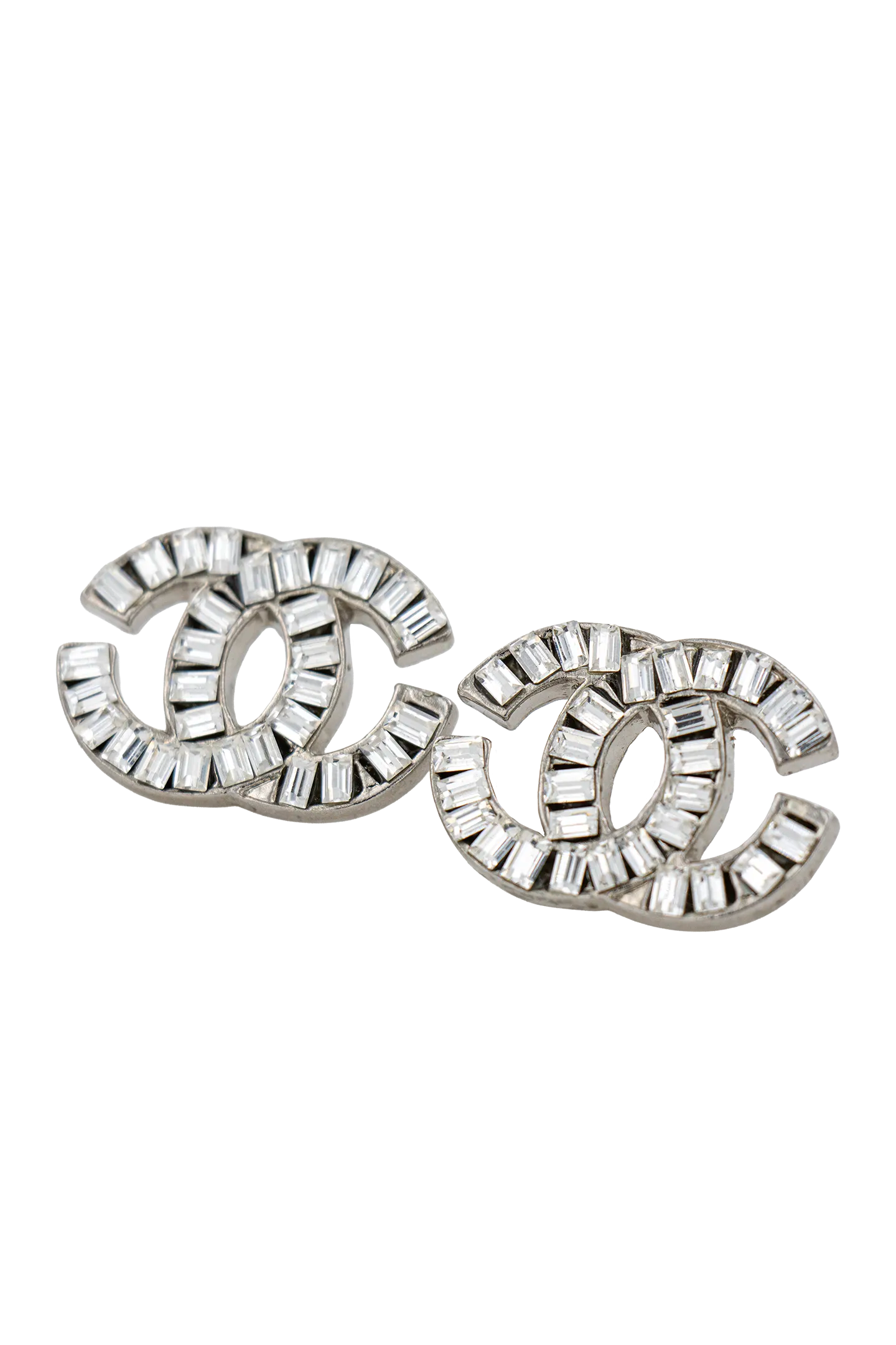 Boucles d'oreilles clips CC Chanel vintage, pavé de strass baguette sur métal argenté, sélection Françoise Montague Paris.