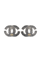 Verso des boucles d'oreilles CC Chanel vintage, métal argenté martelé, système de clip et plaques de signature apparents, sélection Françoise Montague Paris.