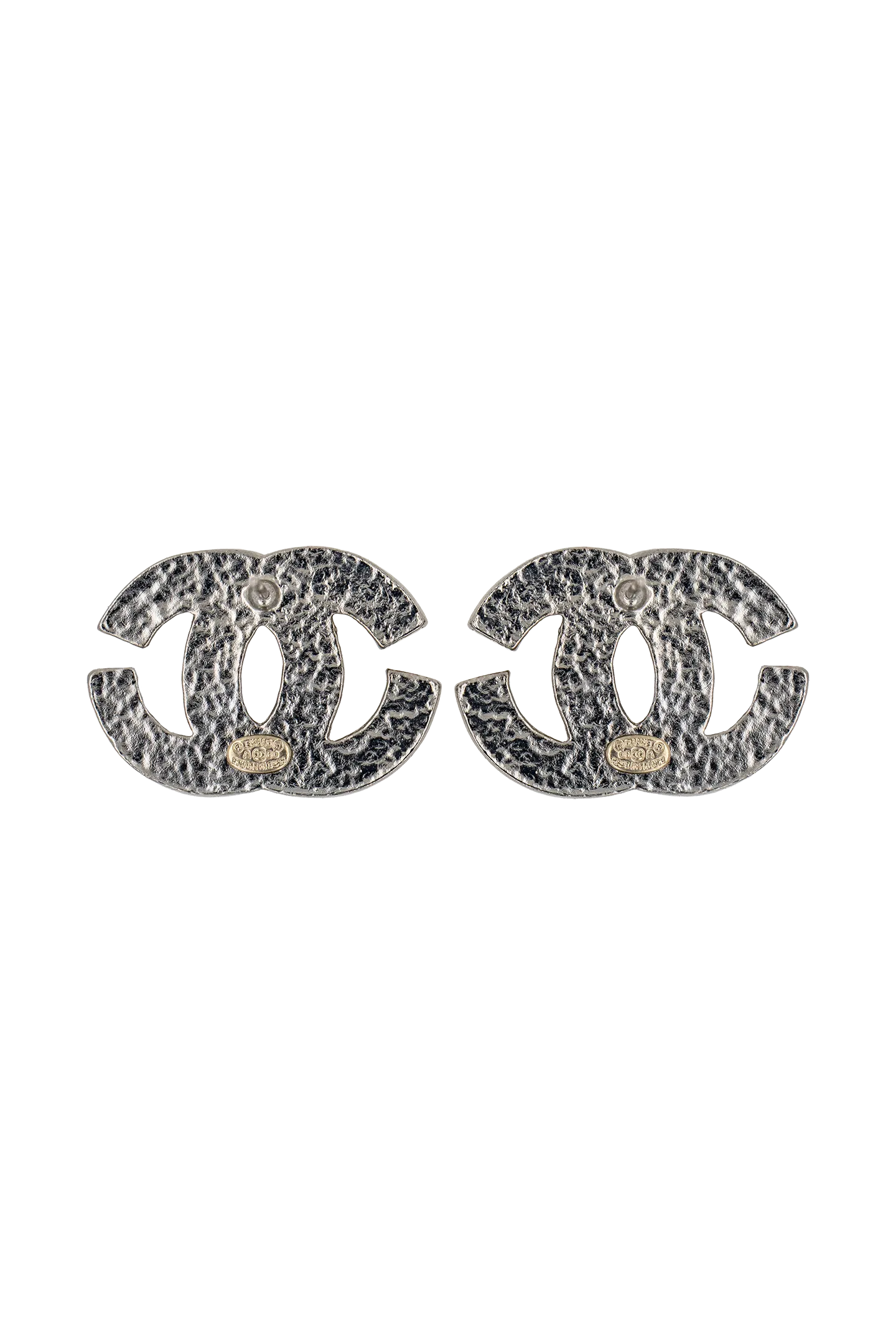 Verso des boucles d'oreilles CC Chanel vintage, métal argenté martelé, système de clip et plaques de signature apparents, sélection Françoise Montague Paris.