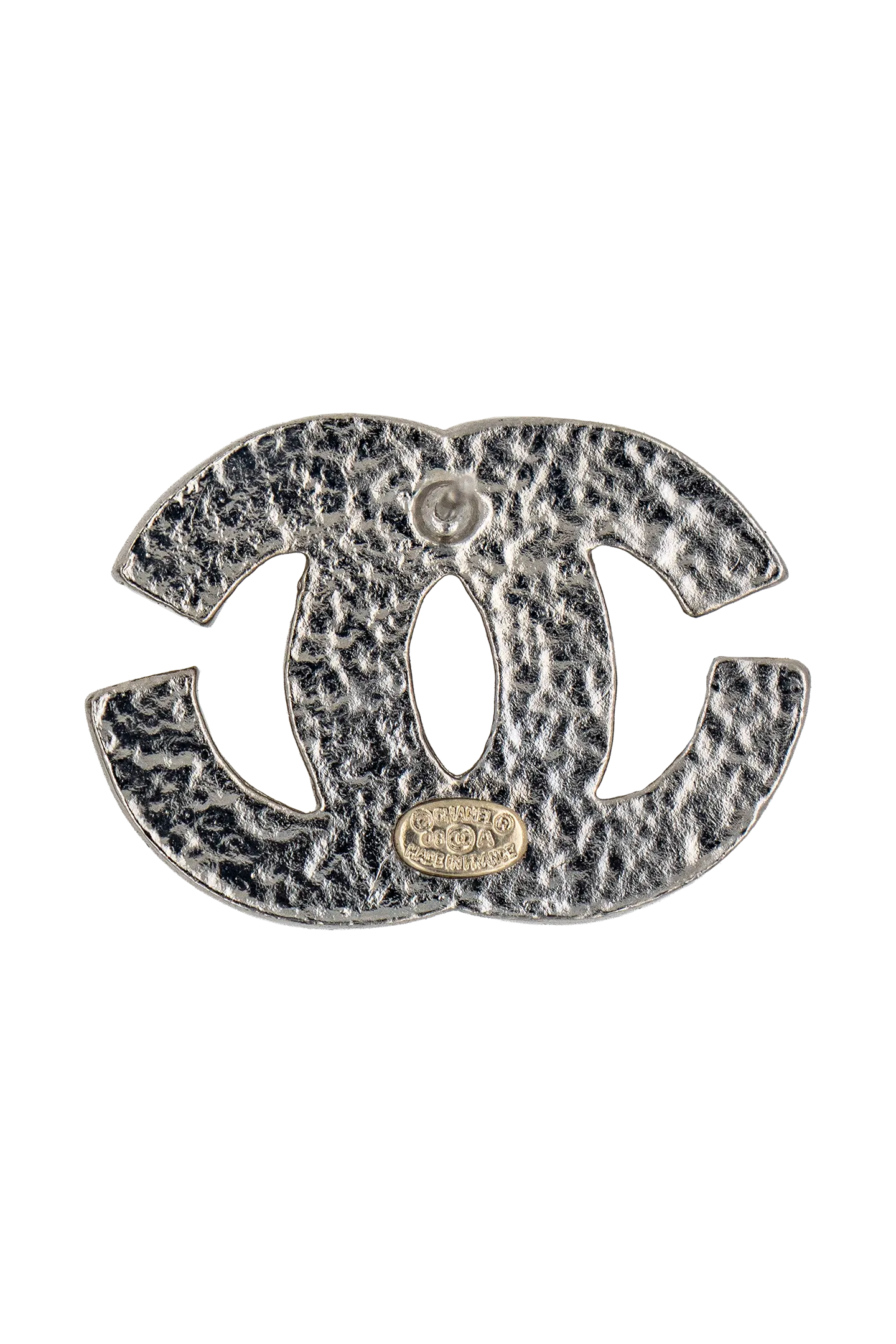 Détail du verso d'une boucle d'oreille CC Chanel vintage, plaque de signature « CHANEL 08 CC MADE IN FRANCE », sélection Françoise Montague Paris.