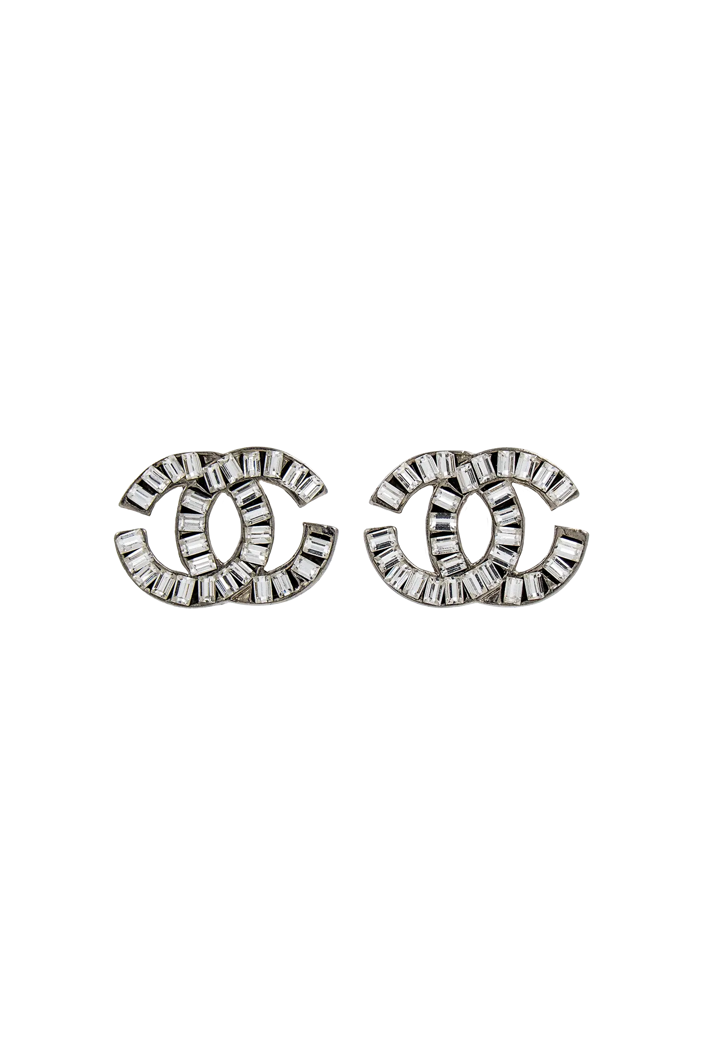 Boucles d'oreilles clips CC Chanel vintage, strass baguette sur métal argenté, vue de face, sélection Françoise Montague Paris.