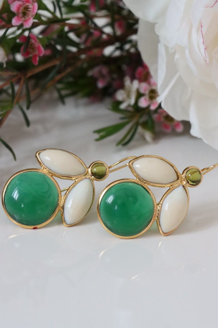 Boucles d'oreilles abeille femme détail doré en pâte de verre vert et blanc détail doré bijou fait main en France