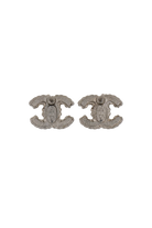Boucles d'oreilles CC vintage Chanel argentées, dos gravé du poinçon Chanel, pièce d'archive signée.