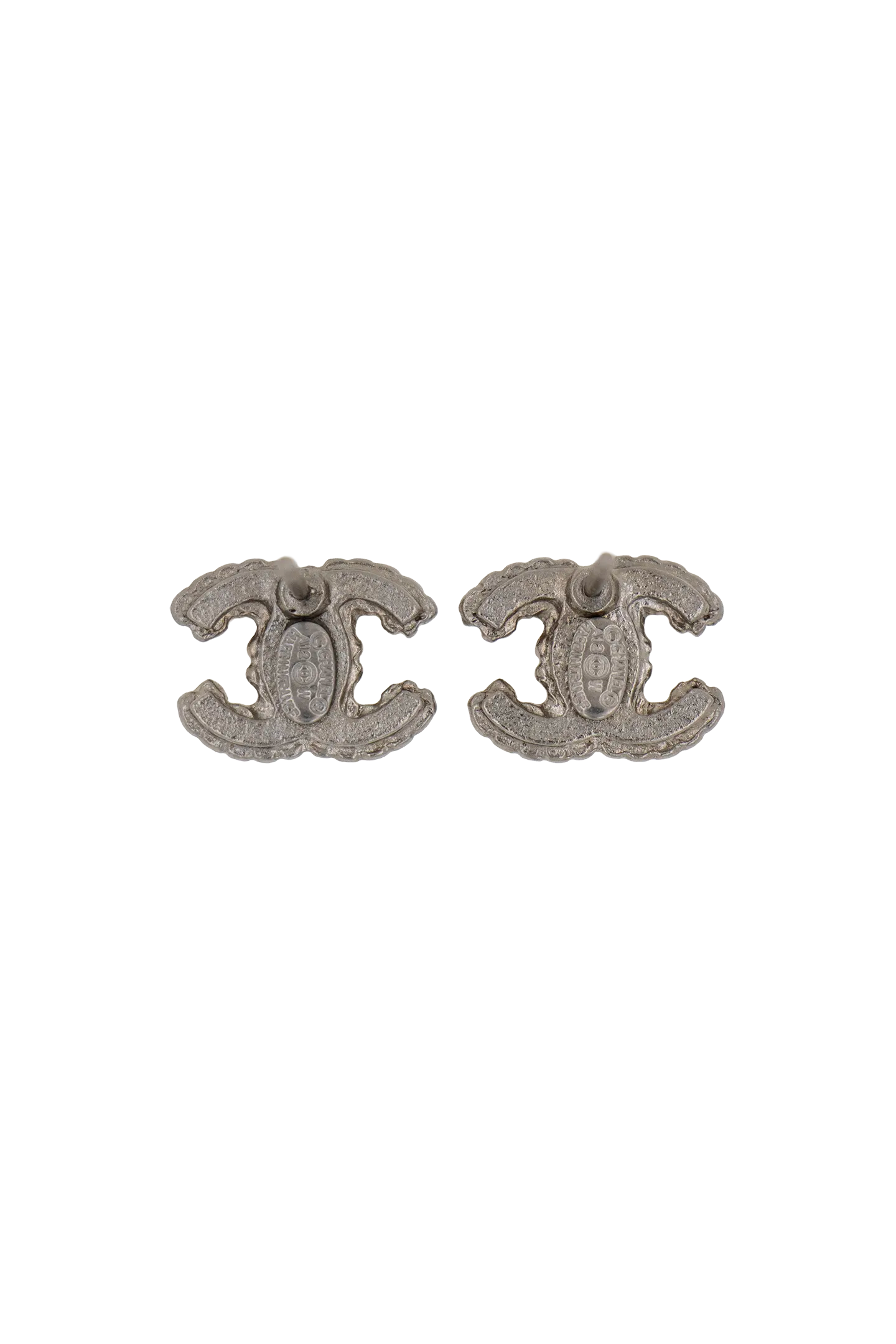 Boucles d'oreilles CC vintage Chanel argentées, dos gravé du poinçon Chanel, pièce d'archive signée.