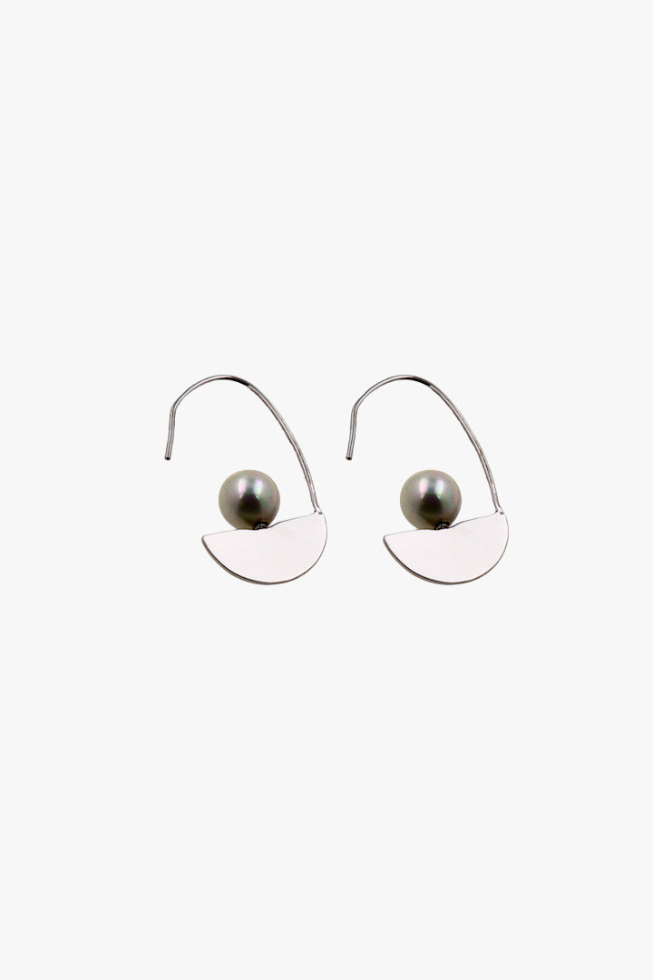 Créole argentée ornée d'une perle oreilles percées vintage 
