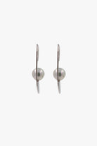 boucles d'oreilles minimaliste argentée ornée d'une perle oreilles percées vintage de face 