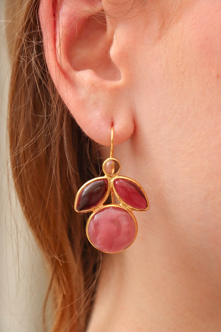 Boucles d'oreilles en pâte de verre rose et en métail dorée fait main en france 