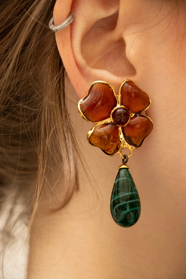Cabochon trèfle topaze doré et pendentif émeraude brillant, éclat de la pâte de verre couture Françoise Montague