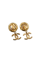 Détail clip Boucles d'oreilles Chanel vintage pendantes 1994 perle nacrée signées Françoise Montague