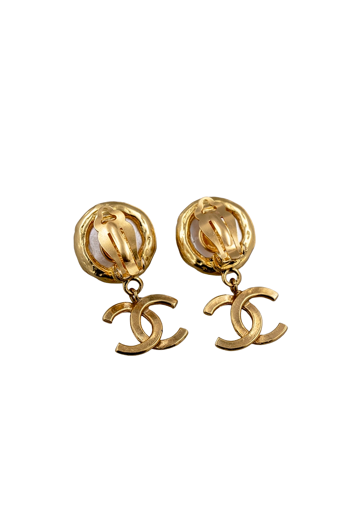 Détail clip Boucles d'oreilles Chanel vintage pendantes 1994 perle nacrée signées Françoise Montague