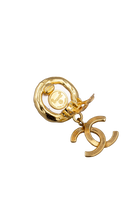 Détail signature Boucles d'oreilles Chanel vintage pendantes 1994 perle nacrée signées Françoise Montague