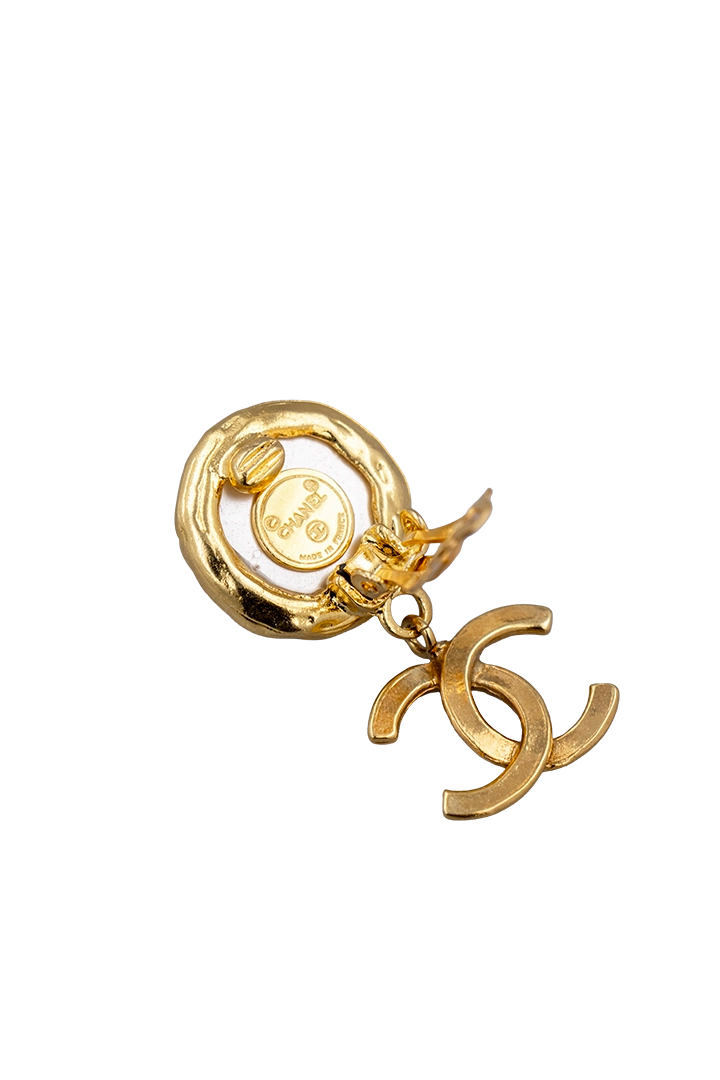 Détail signature Boucles d'oreilles Chanel vintage pendantes 1994 perle nacrée signées Françoise Montague