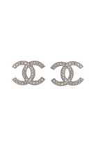 Boucles d'oreilles CC vintage Chanel argentées, pavé de strass sur monture texturée, pièce d'archive.