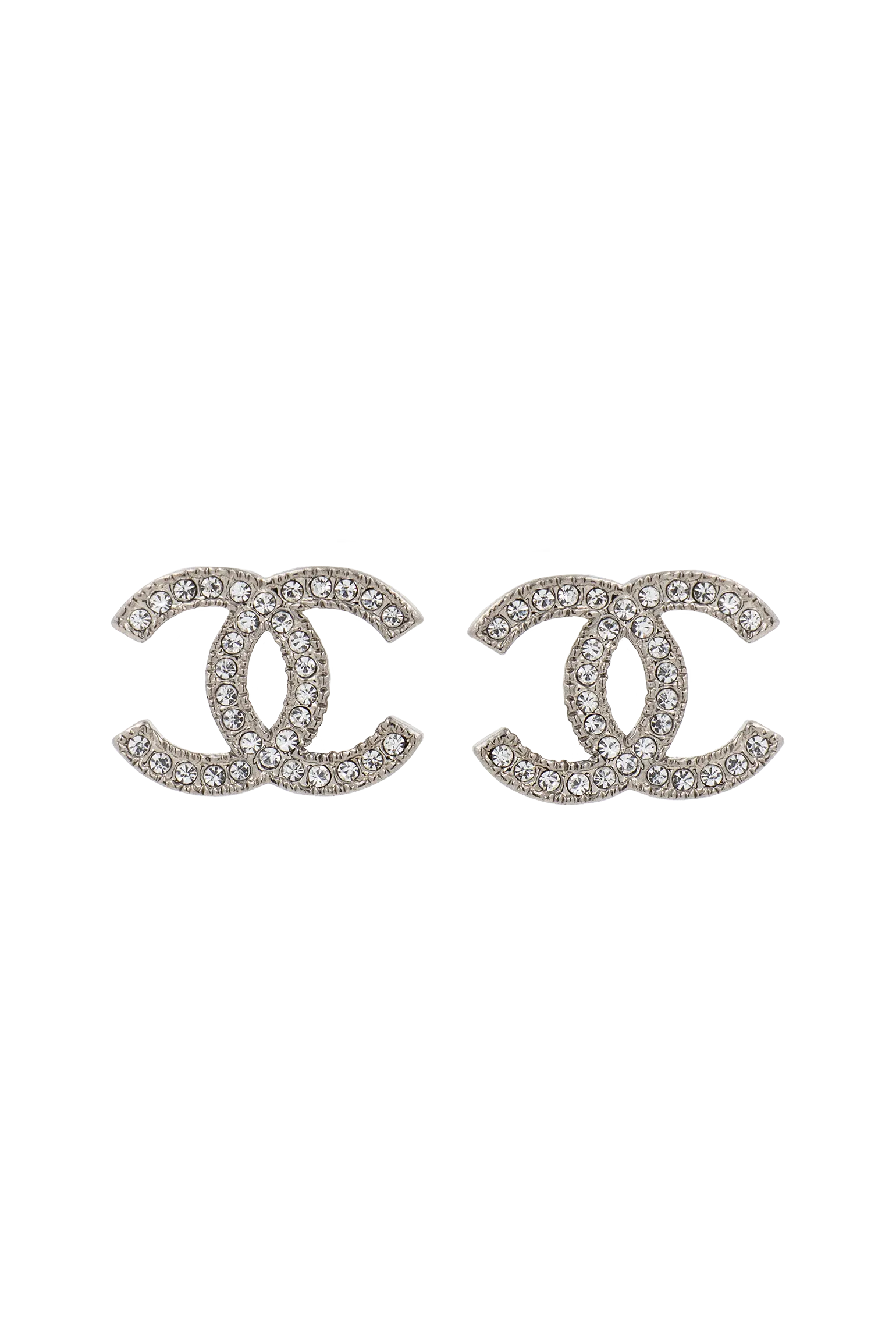 Boucles d'oreilles CC vintage Chanel argentées, pavé de strass sur monture texturée, pièce d'archive.