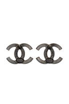 Paire de boucles d'oreilles CC Chanel vintage, dos texturé noir gunmetal et système à tige, artisanat signé.