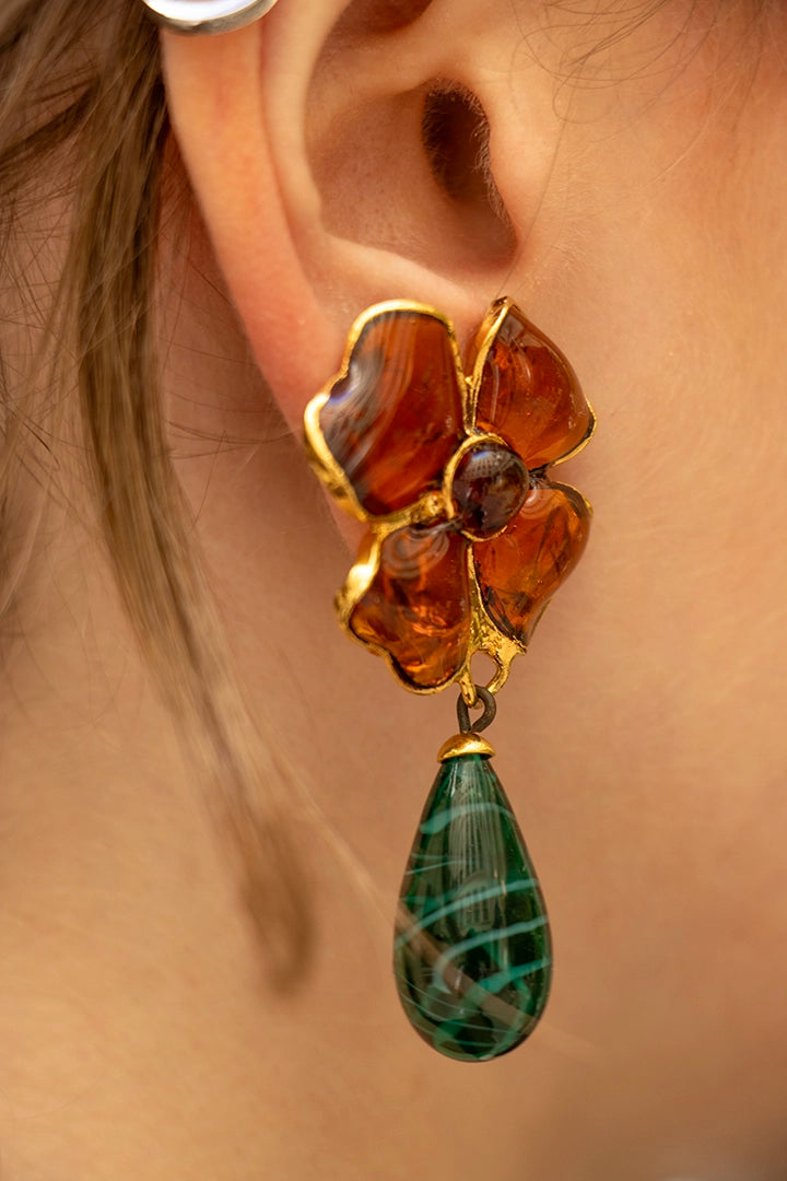 Détail porté des boucles Amalfi bicolores topaze-émeraude, design exclusif aux reflets chauds et lumineux