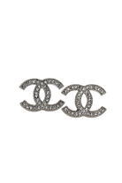 Reflets des strass sertis sur le double C argenté, design exclusif et éclat intemporel.