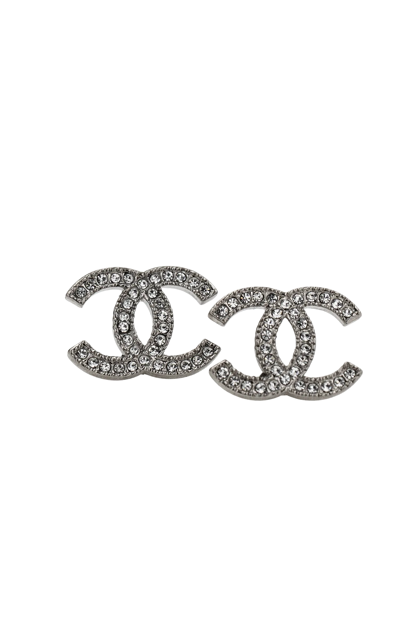 Reflets des strass sertis sur le double C argenté, design exclusif et éclat intemporel.