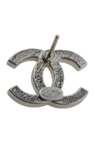 Détail du poinçon Chanel 12 C Made in France au dos, tige argentée fine, finition raffinée.