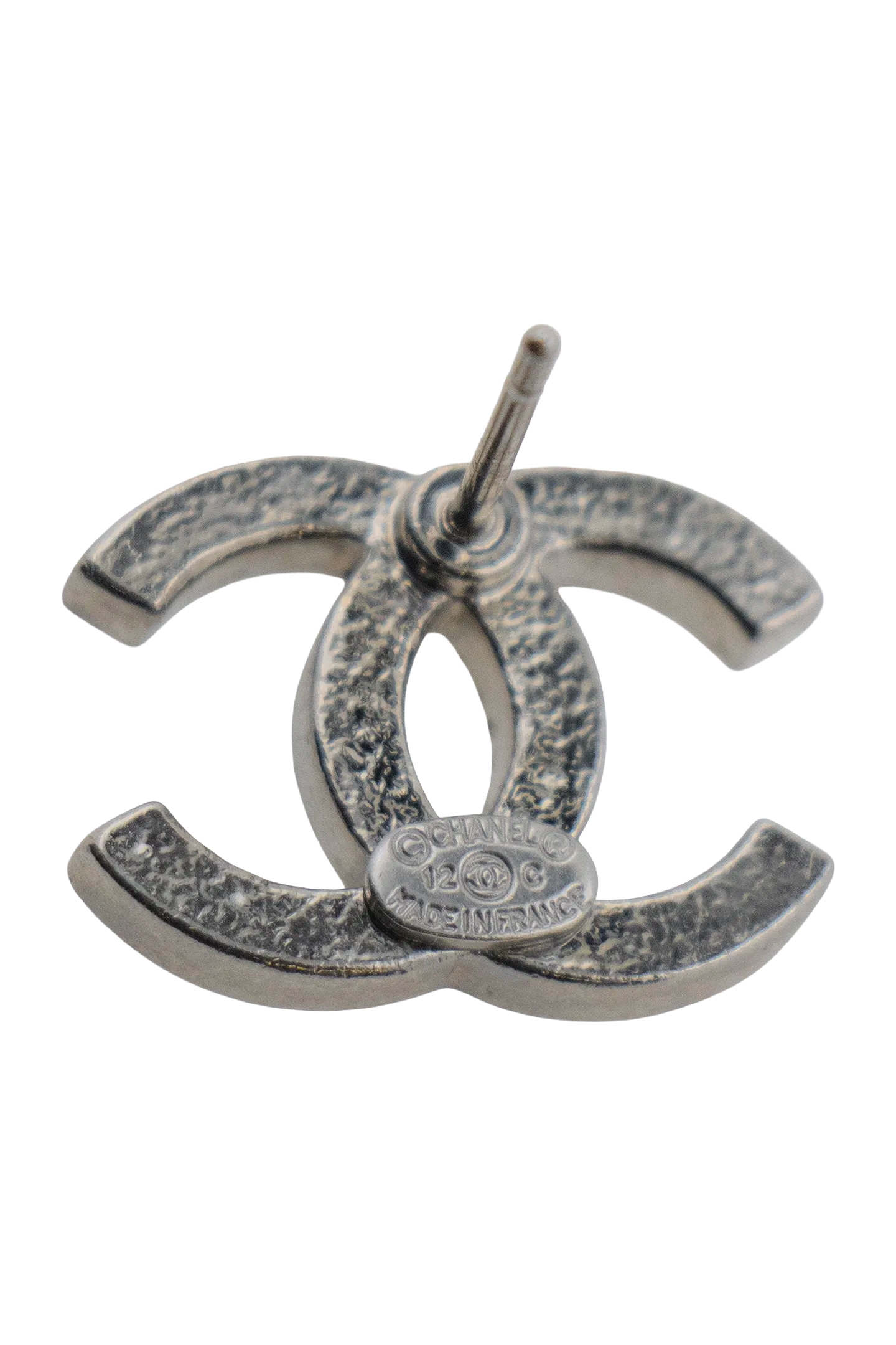 Détail du poinçon Chanel 12 C Made in France au dos, tige argentée fine, finition raffinée.