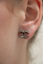 Boucle d'oreille portée CC vintage Chanel coloris noir gunmetal, poinçon Chanel gravé au dos, pièce d'archive.