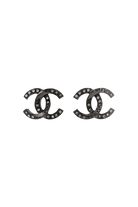 Reflets des strass sertis sur la paire CC vintage Chanel, éclat contrasté et raffinement intemporel.