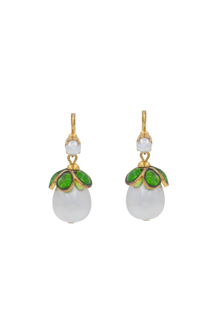 Boucles d'oreilles percées perle blanche et pâte de verre emeraude détail dorée