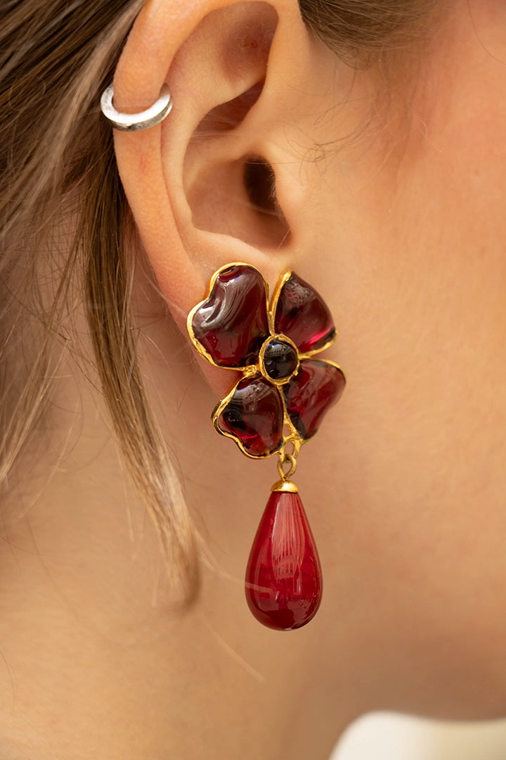 Duo améthyste en packshot bijou, cabochon trèfle et pendentif poire violine, reflets soyeux pâte de verre artisanale
