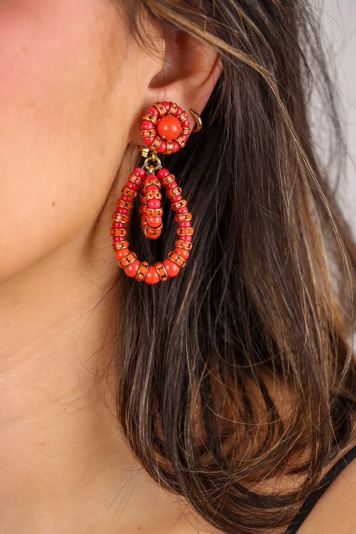 Petite paire de Boucles d'oreilles pendantes fermoir doré perles rouge corail et rondelle de strass femme