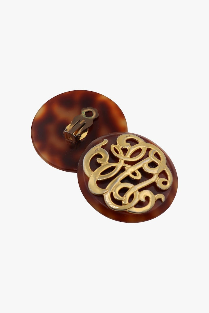 Boucles d'oreilles en écaille et détail de monogramme en doré - clip 