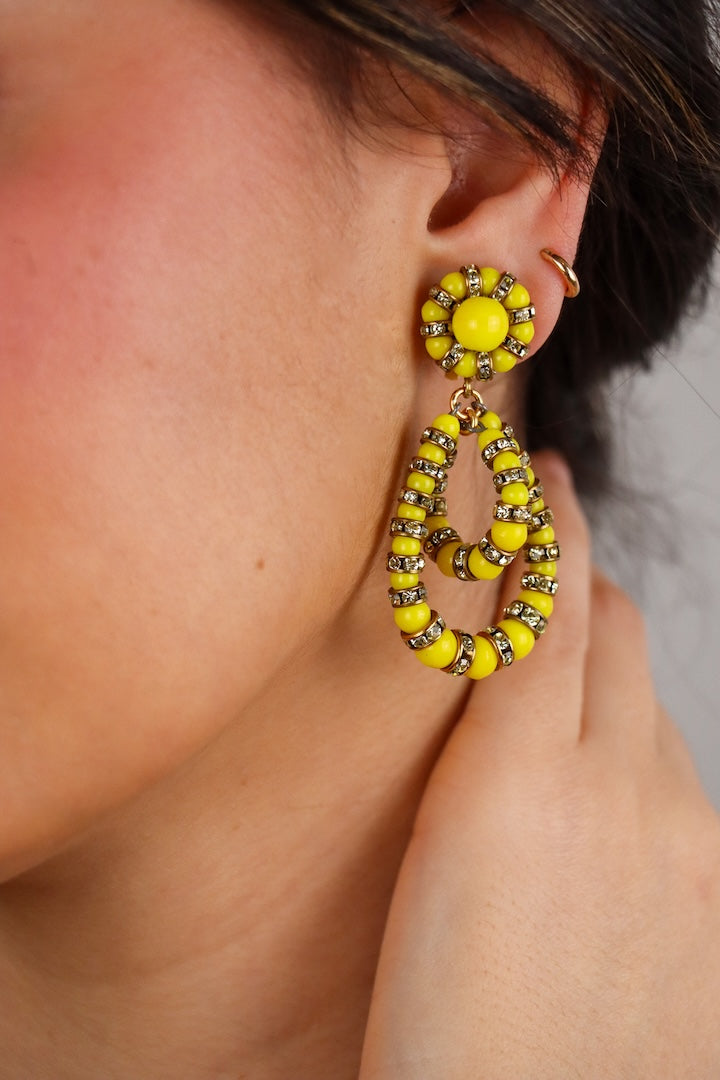 Petite boucles d'oreilles fantaisie perles jaune et rondelle de strass jaune détail doré fermoir clip 
