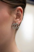 Boucle d'oreille clip CC Chanel vintage portée à l'oreille, strass baguette sur métal argenté, sélection Françoise Montague Paris.