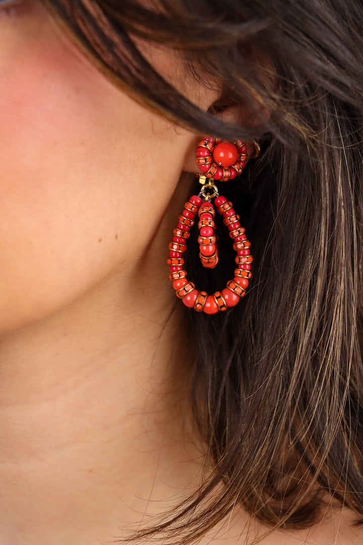 Boucles d'oreilles petite pendantes fermoir doré perles rouge corail et rondelles de strass rouge corail