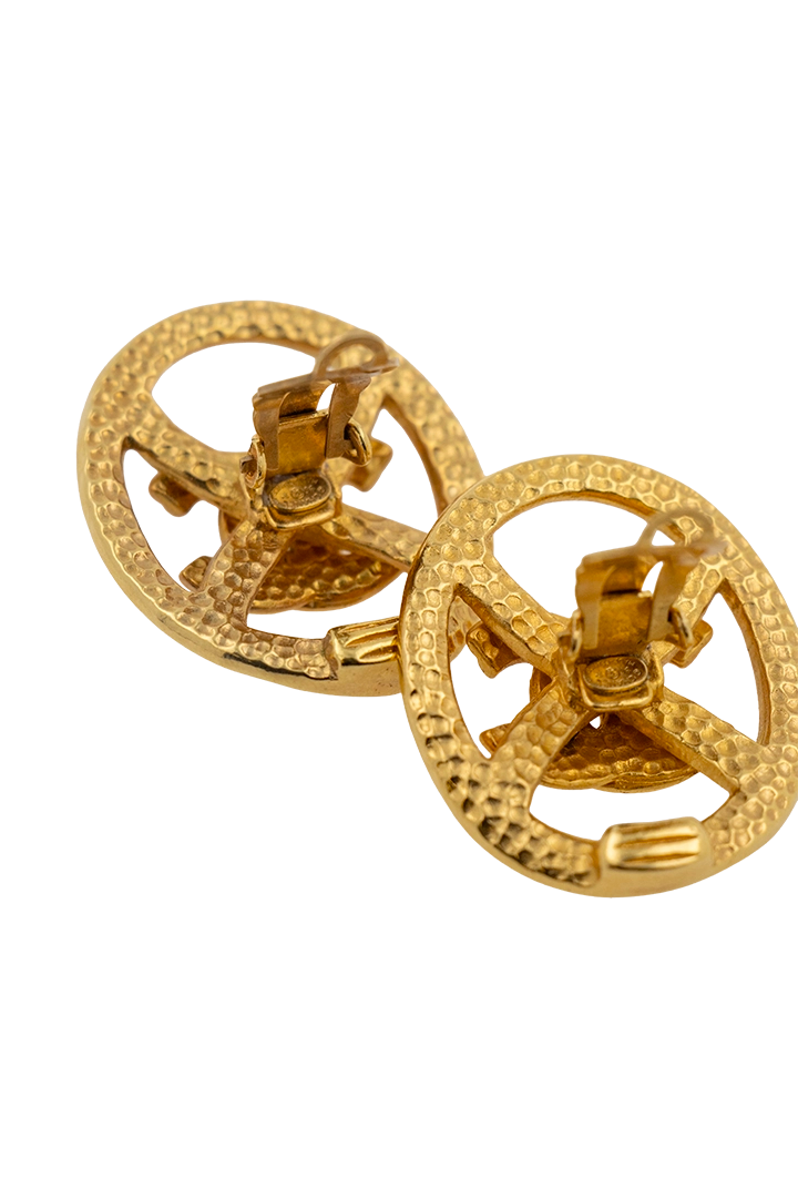 Boucles d'oreilles fermoir clip dorée de la maison de luxe chanel - idée cadeau