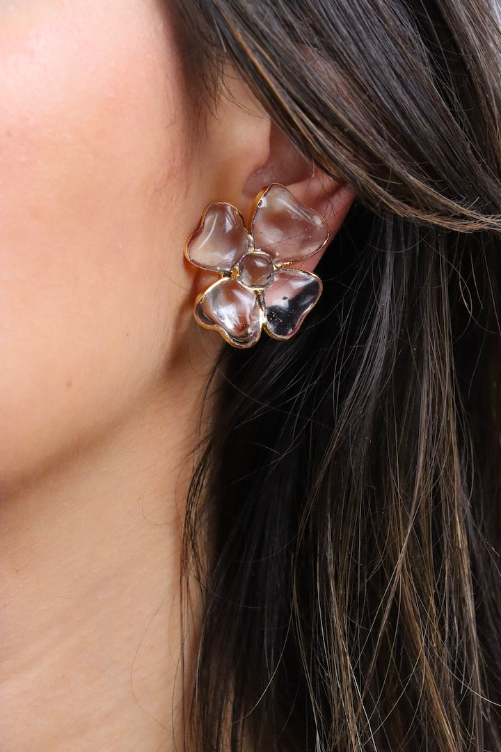 Zoom Boucles d'oreilles portée Amalfi pâte de verre cristal transparent coulée flamme atelier Paris Françoise Montague