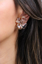 Zoom Boucles d'oreilles portée Amalfi pâte de verre cristal transparent coulée flamme atelier Paris Françoise Montague