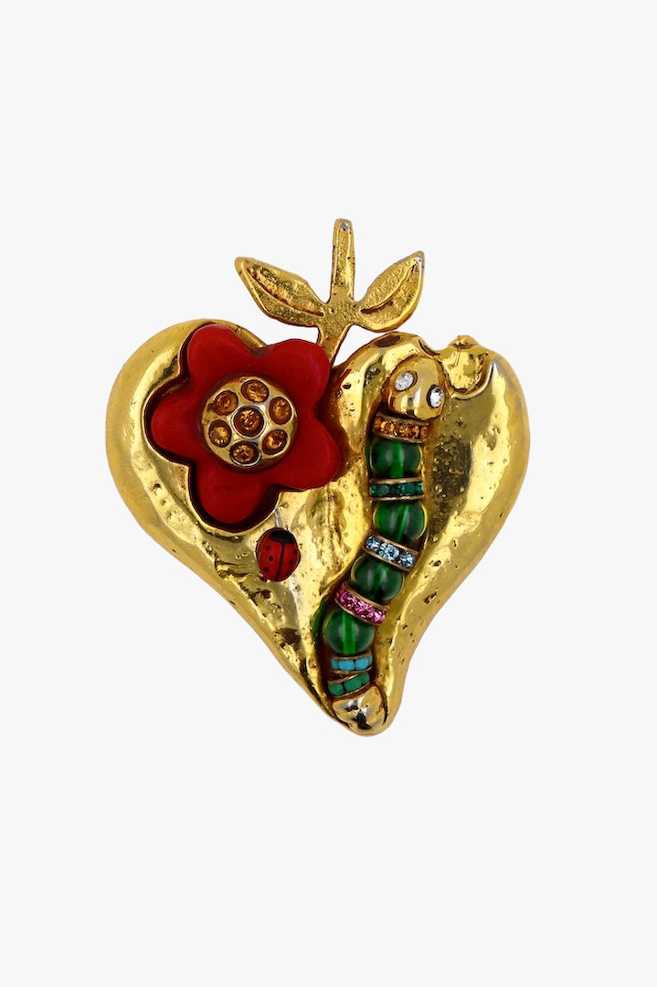 Broche dorée en forme de coeur ornée d'un insecte en perles et strass, d'une fleur rouge te d'une coccinelle 