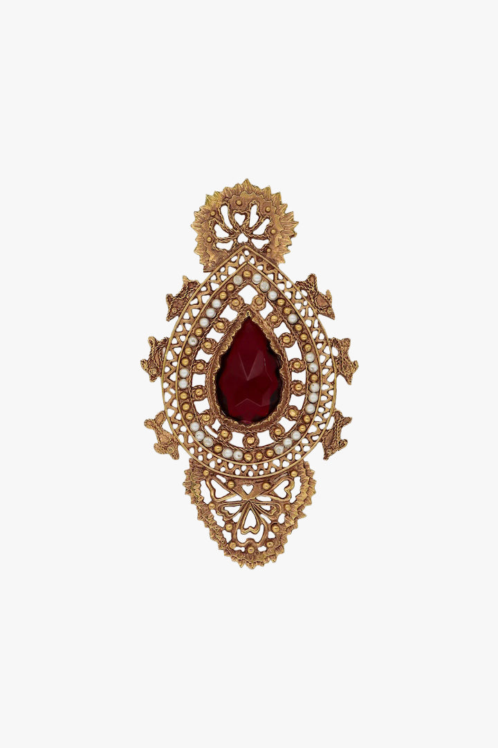 Grosse broche vintage dorée avec détail centrale  d'une pierre rouge et ornée de petites perles blanches 