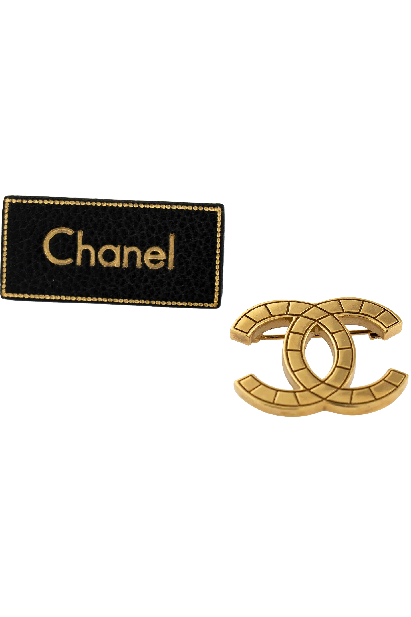 Reflets dorés du logo double C aux facettes segmentées, design exclusif et raffinement intemporel.